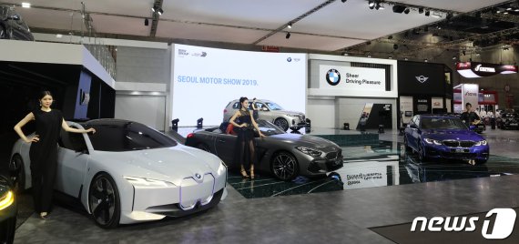 28일 오전 경기도 고양시 일산서구 킨텍스에서 열린 2019 서울모터쇼 프레스데이 행사에서 모델들이 BMW 콘셉트카 M8 그란 쿠페, BMW i 비전 다이내믹스, 뉴 Z4, 3 시리즈를 선보이고 있다. 현대, 기아, 한국GM, 르노삼성, 쌍용, 제네시스 등 국내 완성차