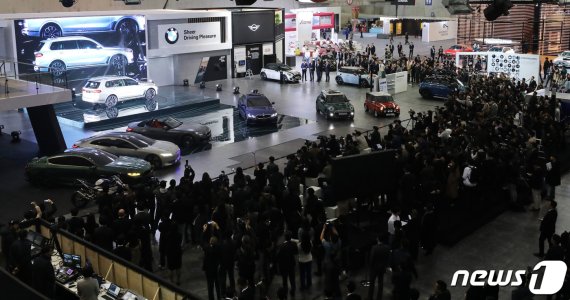 28일 오전 경기도 고양시 일산서구 킨텍스에서 열린 2019 서울모터쇼 프레스데이 행사에서 BMW Z4, X7, 3 시리즈 등 신형 차량들이 공개되고 있다. 현대, 기아, 한국GM, 르노삼성, 쌍용, 제네시스 등 국내 완성차 6개사와 메르세데스벤츠, BMW 등 수입 자