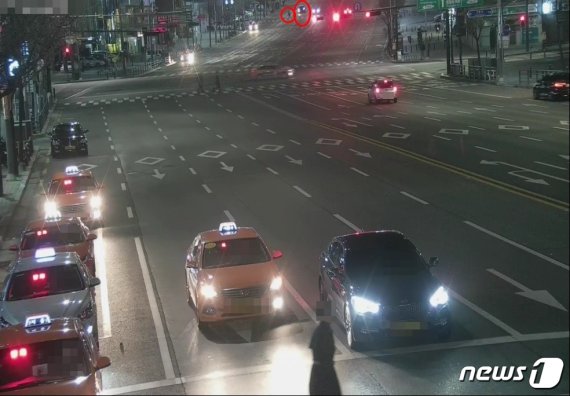 2월24일 오전 4시15분 서울 강남구 도산대로에서 피의자 A씨(29)의 차량(사진 상단 빨간색 원)이 보행자를 들이받기 직전 CCTV 장면(강남경찰서 제공). 2019.3.28/© 뉴스1
