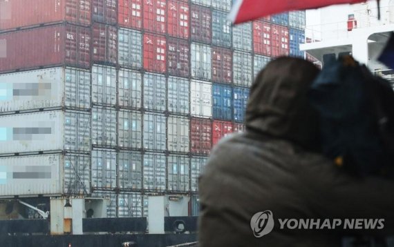 필리핀에 불법 수출됐다가 평택항에 반송된 압축쓰레기