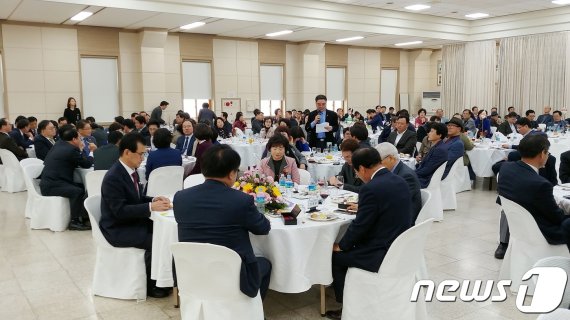 28일 청주서원구청 대회의실에서 열린 도지사 도민과의 대화에서 참석자가 건의사항을 말하고 있다. © 뉴스1