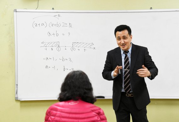 '사랑방 배움터'의 김숭선 교사가 수업을 진행하고 있다. 사진=박범준 기자