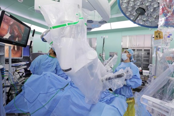 한림대 동탄성심병원 의료진이 다빈치Xi 단일공수술 장비를 이용해 '초저위 전방절제술 및 항문수기문합술'을 하고 있다. 한림대동탄성심병원 제공