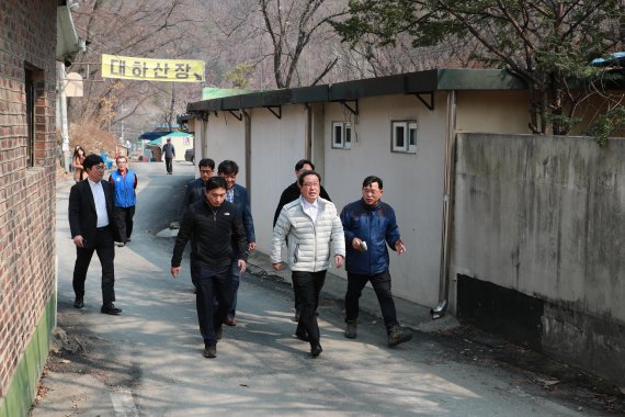 조광한 남양주시장 청학천 불법시설 철거현장 방문. 사진제공=남양주시