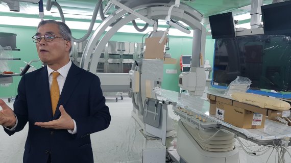 김권배 계명대 동산의료원장이 대구경북 최초로 운영하는 하이브리드 수술실에 대해 설명하고 있다. 사진=김장욱 기자