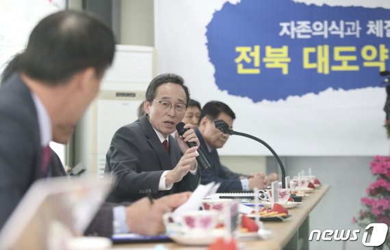 송하진 전북지사는 28일 박준배 김제시장과 함께 가축분뇨 공공처리장을 방문해 악취저감 해결을 위해 축산인연합회원들과 간담회를 갖고 있다.(전북도 제공)2019.03.28 © News1 이정민 기자