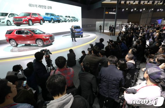 28일 오전 경기도 고양시 일산서구 킨텍스에서 열린 2019 서울모터쇼 프레스데이 행사 한국지엠부스에서 카허 카젬 한국지엠 사장이 대형SUV '트래버스'와 픽업트럭 '콜로라도'를 공개하고 있다. 현대, 기아, 한국GM, 르노삼성, 쌍용, 제네시스 등 국내 완성차 6개사