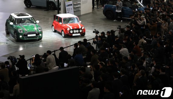 28일 오전 경기도 고양시 일산서구 킨텍스에서 열린 2019 서울모터쇼 프레스데이 행사에서 BMW 미니 모델들이 전시되고 있다. 현대, 기아, 한국GM, 르노삼성, 쌍용, 제네시스 등 국내 완성차 6개사와 메르세데스벤츠, BMW 등 수입 자동차 브랜드 14사개등 완성차