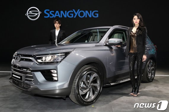 28일 경기도 고양시 일산서구 킨텍스에서 열린 2019 서울모터쇼 프레스데이 행사 쌍용자동차부스에서 올뉴코란도를 선보이고 있다. 현대, 기아, 한국GM, 르노삼성, 쌍용, 제네시스 등 국내 완성차 6개사와 메르세데스벤츠, BMW 등 수입 자동차 브랜드 14사개등 완성차