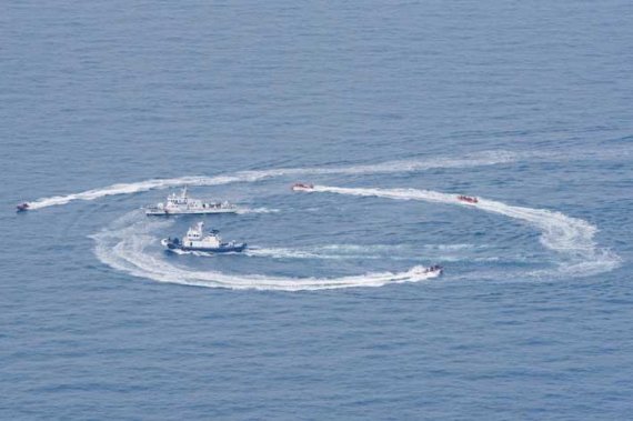 제주해경은 28일 미국 해안경비대(USCG) 소속 4천500t급 버솔프(Bertholf)함과 함께 공해상에서의 마약류 의심 선박 단속과 헬리콥터를 동원한 인명구조 연합훈련을 진행했다.