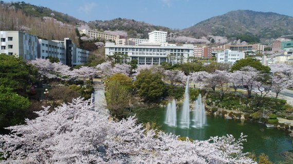 경남대가 교육부와 한국연구재단의 ‘사회맞춤형 산학협력 선도대학(LINC+) 육성사업’ 단계평가를 통과해 오는 2021년까지 2단계 사업을 운영한다./사진=경남대