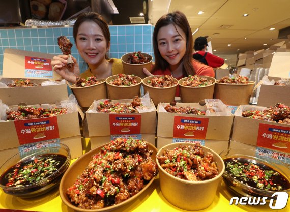 서울 중구 롯데백화점 본점에서 모델들이 수원왕갈비통닭을 선보이고 있다. 영화 ‘극한직업’에 등장해 인기몰이를 하고 있는 수원왕갈비통닭은 바삭하게 튀긴 통닭에 달콤하면서도 짭짤한 맛이 특징이다. © News1 신웅수 기자