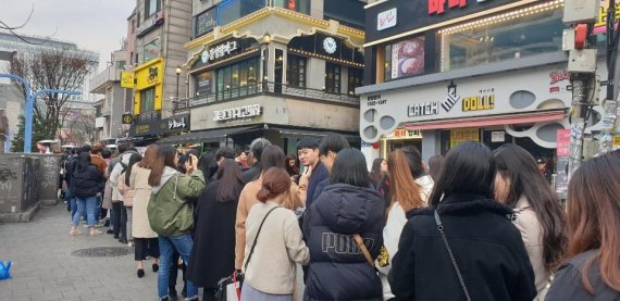 서울 홍대 앞의 타이거 슈가 1호점에서 고객들이 입장을 기다리고 있다.