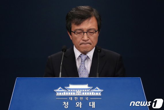 고가 건물 매입 논란에 휩싸인 김의겸 청와대 대변인이 지난 29일 오전 전격 사퇴 했다. 김 대변인은 청와대 출입기자단 대화방에 당부의 말과 함께 건물 매입은 아내가 상의하지 않고 낸 결정이었다며 "다 제 탓＂이라고 설명했다. (뉴스1 DB)2019.3.29/뉴스1 ©