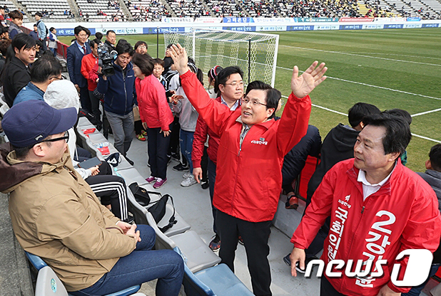 '황교안 경기장 유세'에 여야3당 "경남FC 징계 위기..몰지각해"