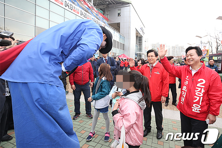 '황교안 경기장 유세'에 여야3당 "경남FC 징계 위기..몰지각해"