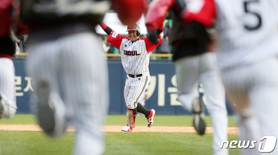 31일 오후 서울 송파구 잠실야구장에서 열린 프로야구 2019 KBO 리그 롯데자이언츠와 LG트윈스의 경기에서 연장 10회말 1사 주자 1,2루 상황에서 유강남이 끝내기 2루타를 치고 기뻐하고 있다. 2019.3.31/뉴스1 © News1 이승배 기자