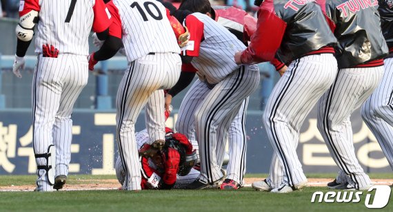 31일 오후 서울 송파구 잠실야구장에서 열린 프로야구 2019 KBO 리그 롯데자이언츠와 LG트윈스의 경기에서 연장 10회 끝에 6 대 5로 승리한 LG트윈스 선수들이 기뻐하고 있다. 2019.3.31/뉴스1 © News1 이승배 기자