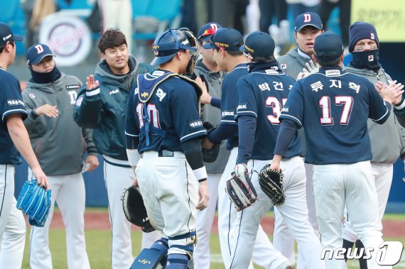 31일 대구삼성라이온즈파크에서 열린 프로야구 2019 신한은행 마이카 KBO리그 두산 베어스와 삼성 라이온즈의 경기에서 9-4 승리를 거두며 대구 원정 3연승을 거둔 두산 선수들이 기뻐하고 있다. 2019.3.31/뉴스1 © News1 공정식 기자