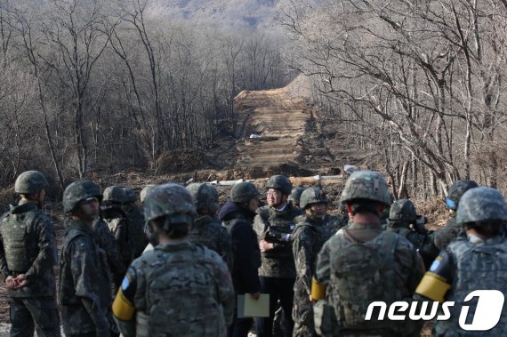 지난해 강원도 화살머리고지 비무장지대(DMZ) 안에서 6ㆍ25 전쟁 전사자 유해를 공동으로 발굴하는 사업을 위해 남북공동 도로개설 작업을 하는 모습.