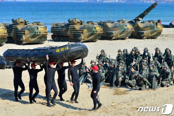 지난 1월17일 오후 경북 포항시 남구 도구해안에서 열린 해병대 겨울 캠프에서 참가자들이 교관들의 상륙기습훈련 시범을 지켜보고 있다. © News1 최창호 기자