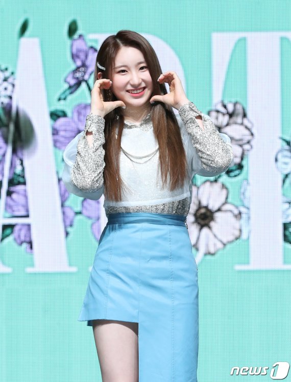 걸그룹 아이즈원(IZ*ONE) 이채연이 1일 오후 서울 용산구 한남동 블루스퀘어에서 열린 두 번째 미니앨범 ‘하트아이즈(HEART*IZ)’ 발매 기념 쇼케이스에 참석해 포즈를 취하고 있다. 이번 앨범에는 타이틀곡 '비올레타'를 비롯해 '해바라기', '하이라이트(High
