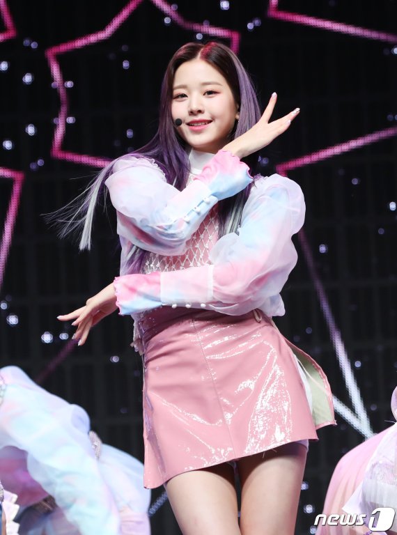 걸그룹 아이즈원(IZ*ONE) 장원영이 1일 오후 서울 용산구 한남동 블루스퀘어에서 열린 두 번째 미니앨범 ‘하트아이즈(HEART*IZ)’ 발매 기념 쇼케이스에 참석해 신곡을 선보이고 있다. 이번 앨범에는 타이틀곡 '비올레타'를 비롯해 '해바라기', '하이라이트(Hig