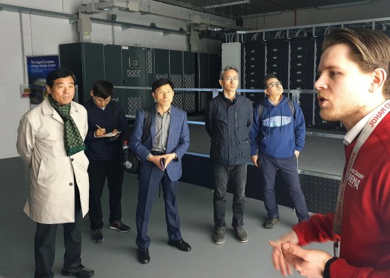 윤화섭 안산시장 3월29일 네덜란드 암스테르담의 요한 크루이프 아레나 방문. 사진제공=안산시