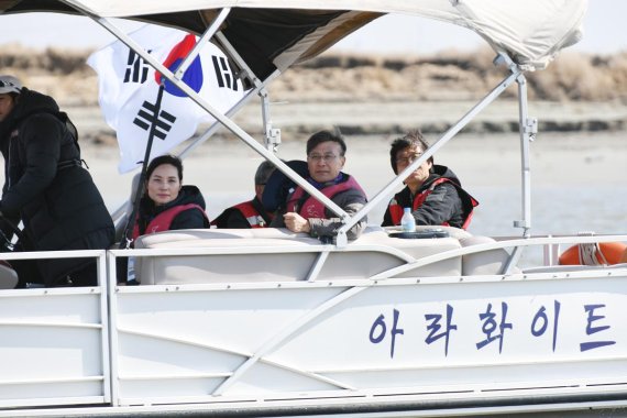 김포시 ‘평화의 배’ 한강하구 진수. 사진제공=김포시