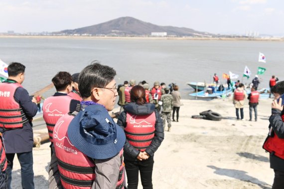 김포시 ‘평화의 배’ 한강하구 진수. 사진제공=김포시