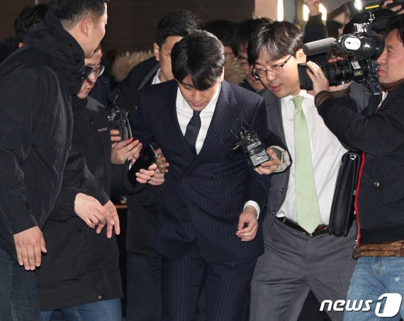 윤 총경에게 빅뱅 공연 티켓 3장 건넨 사람, 다름 아닌..