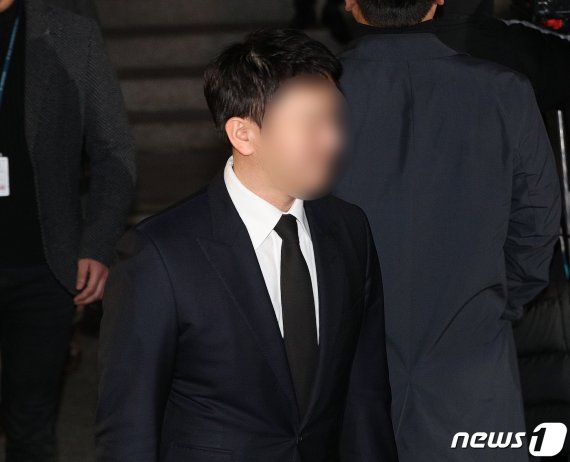 윤 총경에게 빅뱅 공연 티켓 3장 건넨 사람, 다름 아닌..