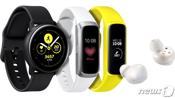삼성전자가 지난 2월 공개한 웨어러블 기기 ‘갤럭시 워치 액티브(Galaxy Watch Active)’, ‘갤럭시 핏(Galaxy Fit)’, ‘갤럭시 버즈(Galaxy Buds)’. (삼성전자 제공) 2019.2.21/뉴스1