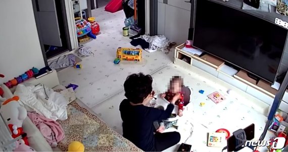14개월 영아의 부모가 아이돌보미의 학대 영상을 공개하면서 강력한 처벌과 재발 방지를 요구했다. (유투브 캡처) © 뉴스1