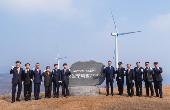 한국남부발전은 지난달말 강원도 정선에 친환경 국산풍력단지(32.2MW)를 준공했다. 연료대체 비용을 감안하면 연간 3만3000t의 이산화탄소 절감 효과가 있다. 남부발전 제공