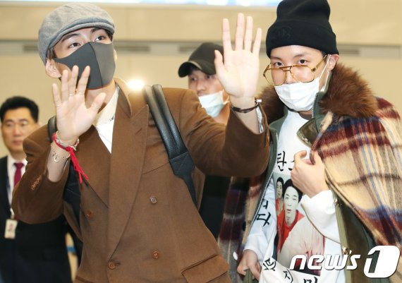 K-POP 역사를 새로 쓰고 있는 방탄소년단(BTS) 뷔, 제이홉(오른쪽)이 24일 오전 인천국제공항 통해 북미와 유럽투어를 성공적으로 마치고 입국하고 있다. 2018.10.24/뉴스1 © News1 권현진 기자