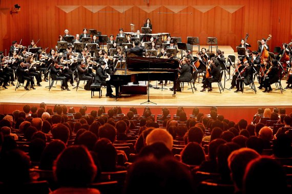 국내 최대 클래식 축제인 '한화와 함께하는 2019 교향악축제'가 2일 저녁 도립제주교향악단의 개막공연을 시작으로 막을 올렸다.