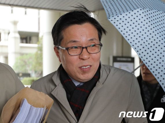 '여직원 성추행' 김문환 전 대사, 위력 행사 없었다고 했지만..