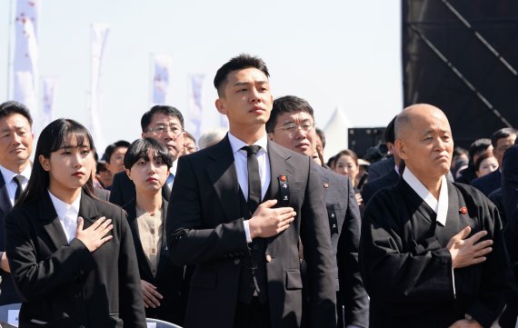 도올 김용옥(오른쪽)과 배우 유아인(가운데)은 3일 제주4.3 희생자 추념식에서 각각 ‘제주평화선언’과 ‘71년의 다짐’을 발표했다.<div id='ad_body3' class='mbad_bottom' ></div>