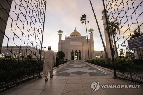 '동성애∙간통하면 돌 던져 죽인다’ 브루나이 ‘샤리아법’ 시행