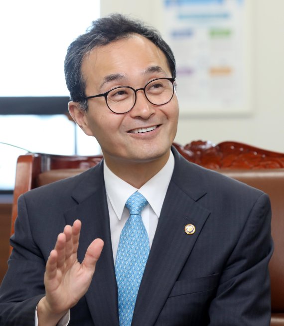 박원주 특허청장이 3일 파이낸셜뉴스와 가진 인터뷰에서 특허의 질적성장과 해외권리 확보 등 앞으로의 특허정책 방향에 대해 설명하고 있다. 약력 △55세 △전남 영암 △광주 송원고 △서울대 경제학 △행시 31회 △서울대 정책학석사 △미국 인디애나대 경제학 박사 △대통령비서실 행정관 △주일대사관 공사참사관 △산업부 산업정책관 △산업부 대변인 △산업부 기조실장 △산업부 산업정책실장 △대통령비서실 산업통상자원비서관 △산업부 에너지자원실장