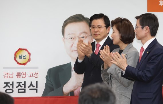 선거초반 웃음 참던 한국당, '막판 뒤집기'에 고개 숙여