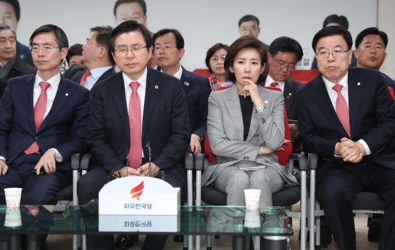 선거초반 웃음 참던 한국당, '막판 뒤집기'에 고개 숙여