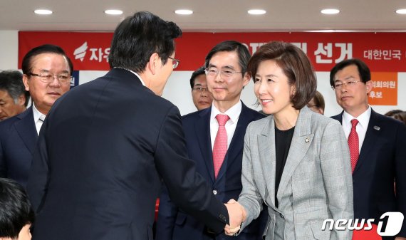 황교안 자유한국당 대표와 나경원 원내대표가 지난 3일 서울 영등포 당사에서 4.3 국회의원 보궐선거 개표결과를 확인한 후 악수하고 있다. © News1 이종덕 기자