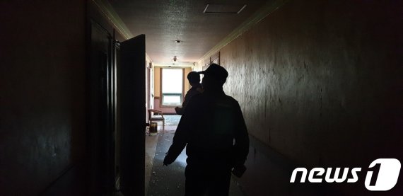 4일 울산의 한 폐가 건물에서 '공포체험'을 시도한 유튜버가 '백골 시신'을 발견해 경찰이 조사에 나섰다.(울산지방경찰청 제공)© 뉴스1