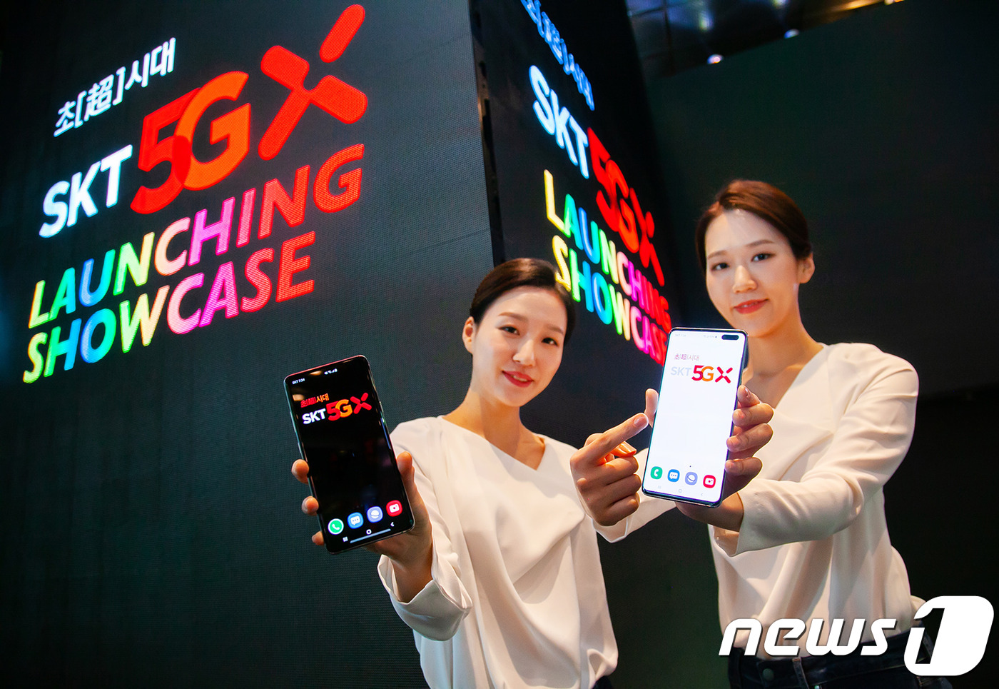 이통3사 '5G 첫 개통'…쉬쉬하며 밤 11시에 개통한 사연