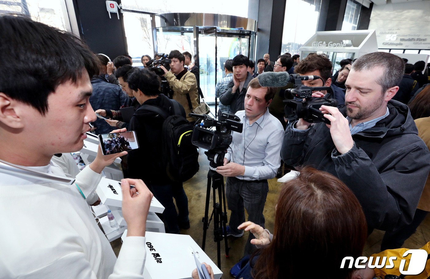 이통3사 '5G 첫 개통'…쉬쉬하며 밤 11시에 개통한 사연