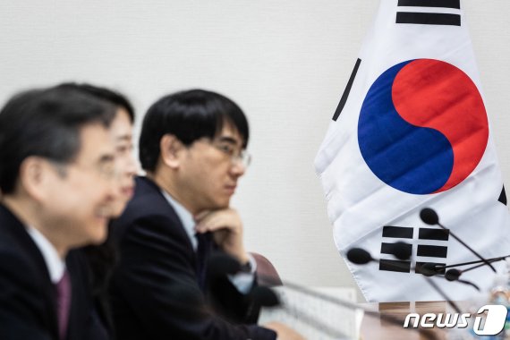 4일 한-스페인 전략대화가 열린 서울 종로구 정부서울청사 별관 외교부 양자회의실에 태극기가 구겨져 있다. 2019.4.4/뉴스1 © News1 유승관 기자