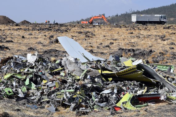 지난 3월 13일(현지시간) 에티오피아 오로세아주 비쇼프투 인근에서 촬영된 추락한 에티오피아 항공 ET-302편의 잔해.EPA연합뉴스