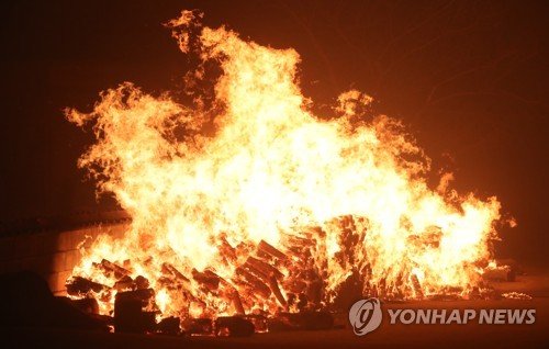 지난 4일 오후 7시 17분께 강원 고성군 토성면 원암리 한 주유소 맞은편 도로변 변압기에서 시작된 것으로 추정되는 불이 나 인근 주택의 땔감이 /사진=연합뉴스